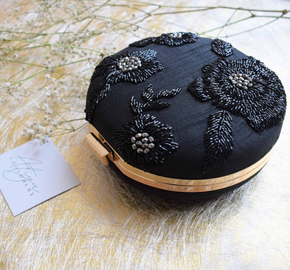 PRE-ORDER - LADY IN BLACK (Minaudière)