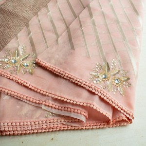 This pastel pink handloom tissue saree is a true masterpiece. Its delicate stripes, woven with captivating silver-gold zari work, create an elegant and enchanting look. It is also hand embroidered with delicate floral patterns. The saree comes with a blouse piece, allowing you to customise your own blouse. Whether it’s a celebration or a special occasion, this daintiest of hues will make you feel truly beguiling. 🌸